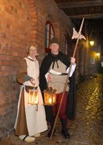 Claas und Fichers Trine in historischen Gewändern im nächtlichen Lüneburg