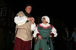Der Nachtwächter und seine Frau auf nächtlicher Tour durch Lüneburgs Gassen