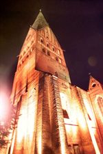 Der Turm der St. Johanniskirche in festlicher Beleuchtung