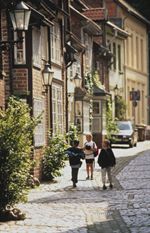 Kinder spazieren durch die Lüneburger Altstadt