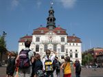 Schulklasse vor dem Lüneburger Rathaus