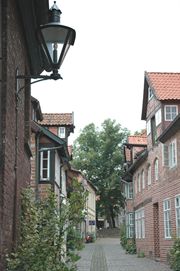 Enge Gasse mit historischen Häusern in der Altstadt