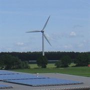 Windkraftanlage bei Embsen, im Vordergrund die Photovoltaikanlage auf dem Dach des Schulzentrums Embsen. 