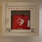 Defibrillator in der Kreisverwaltung: Der lebensrettende Kasten hängt im Gesundheitsamt (Gebäude 4, Am Graalwall).