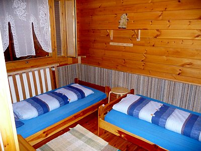 zweites Schlafzimmer der Ferienwohnung mit Einzelbetten