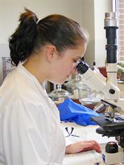 Auszubildende Cindy Franke bei einer mikroskopischen Untersuchung 