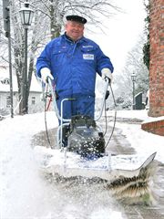 Hermann Liedke räumt den Schnee 