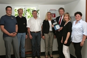 Juli 2012: Landrat Manfred Nahrstedt und Projektleiterin Sigrid Ruth (4. von links) präsentieren zusammen mit Ersthelfern den neuen Defi in der Kreisverwaltung.