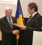 März 2012: Günter Dammann (links) gehört seit insgesamt 30 Jahren dem Kreistag des Landkreises Lüneburg an. Zum Dank überreichte Landrat Manfred Nahrstedt eine Urkunde.