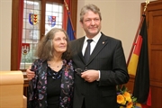Februar 2012: Landrat Manfred Nahrstedt überreicht Karin-Ose Röckseisen für ihr besonderes Engagement das Verdienstkreuz am Bande des Verdienstordens der Bundesrepublik Deutschland. 