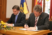 Am 2. Februar 2012 unterzeichnete Landrat Manfred Nahrstedt mit dem damaligen niedersächsischen Innenminister Uwe Schünemann (links im Bild) den Zukunftsvertrag.