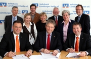April 2013: Der Berufsnavigator hilft jungen Leuten bei der Berufsfindung. Landrat Manfred Nahrstedt unterzeichnet den Vertrag mit Vetretern des Volksbank Lüneburger Heide eG.