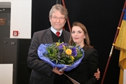 März 2013: Nicole Ziemer gehört seit zehn Jahren dem Kreistag des Landkreises Lüneburg an. Zum Dank gab’s von Landrat Manfred Nahrstedt eine Urkunde und einen Blumenstrauß. 