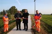 2008: Der damalige Bürgermeister Dieter Hublitz und Landrat Manfred Nahrstedt eröffnen einen Fahrradweg in Amt Neuhaus