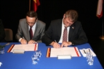Landrat Piechocki und Landrat Nahrstedt unterschreiben die Partnerschaftsurkunde