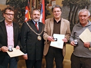 Ehrung mit der Lüneburg-Medaille - von links: Joachim Hackradt, Oberbürgermeister Ulrich Mädge, Tomas Biermann-Kojnov und Leo Demuth.