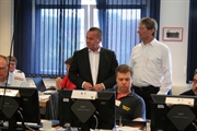 In der Katastrophenschutzleitstelle: Der Niedersächsische Innenminister Boris Pistorius  Landrat Manfred Nahrstedt (beide stehend) sowie Mitarbeiter der Schutzleitstelle.