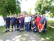Ministerpräsident Stephan Weil (Mitte) besucht am Montag, 10. Juni 2013, gemeinsam mit Landrat Manfred Nahrstedt die hochwassergefährdeten Gebiete im Landkreis Lüneburg.