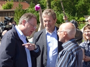Ministerpräsident Stephan Weil (von links) und Landrat Manfred Nahrstedt im Gespräch mit Einsatzkräften und Bürgern