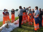 Landrat Manfred Nahrstedt im Gespräch mit Mitarbeitern der Werksfeuerwehr der Hamburger Airbuswerke, die die Feuerwehrkräfte am Deich in Neu Bleckede unterstützen