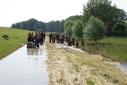 Sicherung einer Beschädigung an der Grabenböschung - Feuerwehr und Bundeswehr gemeinsam im Einsatz. Foto: Feuerwehr Bleckede