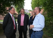 August 2013: Ministerpräsident Stephan Weil (links) unterhält sich während der Hochwasserparty des Landkreies Lüneburg mit Landrat Manfred Nahrstedt, der Landtagsabgeodneten Andrea Schröder-Ehlers und dem Ersten Kreisrat Jürgen Krumbröhmer.