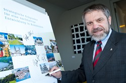 OB Ulrich Mädge bei der Unterzeichnung des Strategiepapiers zur Nachhaltigkeit in Berlin. Foto: Rat für Nachhaltige Entwicklung