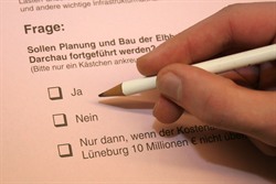 Stimmzettel der Bürgerbefragung zur Elbquerung
