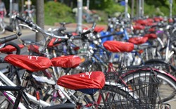 Die Sättel aller Fahrräder auf dem Bahnhofsvorplatz bekamen zur Eröffnung einen roten Sattelschützer verpasst. Darauf prangt die Aufforderung "Lass mich nicht im Regen stehen!". Die Hansestadt Lüneburg möchte die Radler damit weg vom Vorplatz ins neue Fahrradparkhaus bewegen.