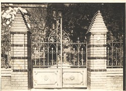 So sah das Tor zur Unterwelt im Jahr 1931 aus. Aktuelle Fotos sind in der unten stehenden Bildergalerie zu finden.