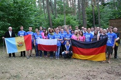 Camp-Teilnehmer vor der Gedenkstätte in Bukowiec.