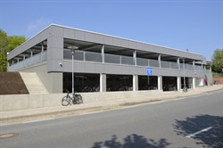 Das Fahrradparkhaus an der Westseite des Bahnhofs.
