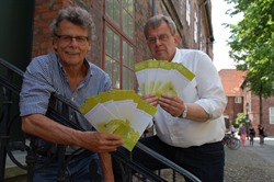 Dr. Karl-Heinz Rehbein (r.) von der Hansestadt und Joachim Hackradt von TUN e.V. freuen sich auf die Nachhaltigkeitstage Ende Juni in Lüneburg. Die Programmflyer liegen jetzt aus.